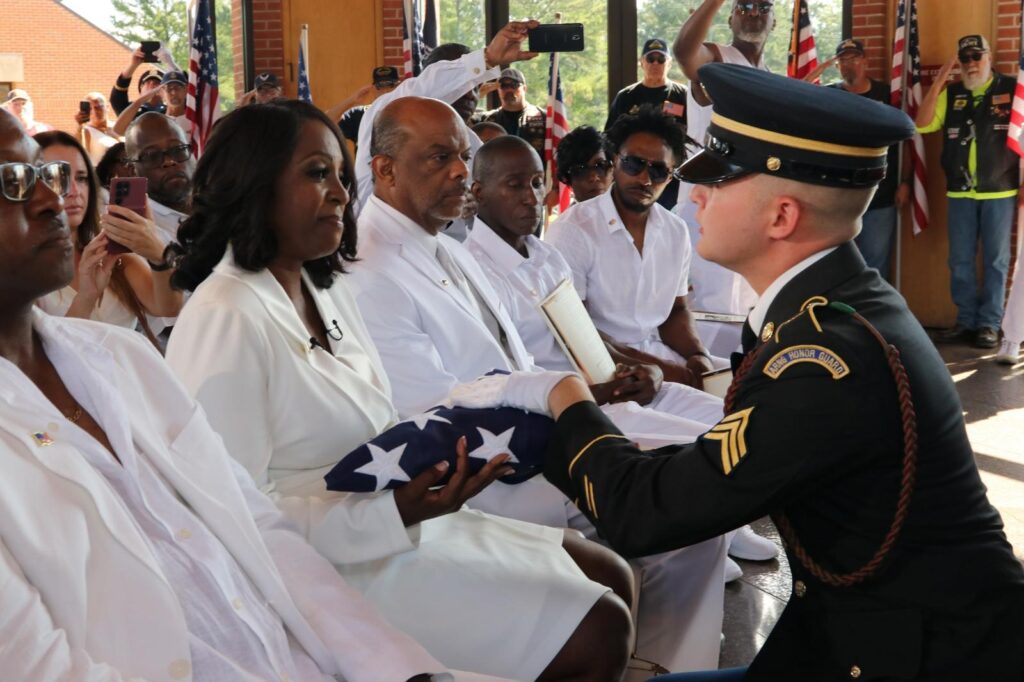 Cheryl receiving flag for Civil War veteran grandfather Sandy Wills